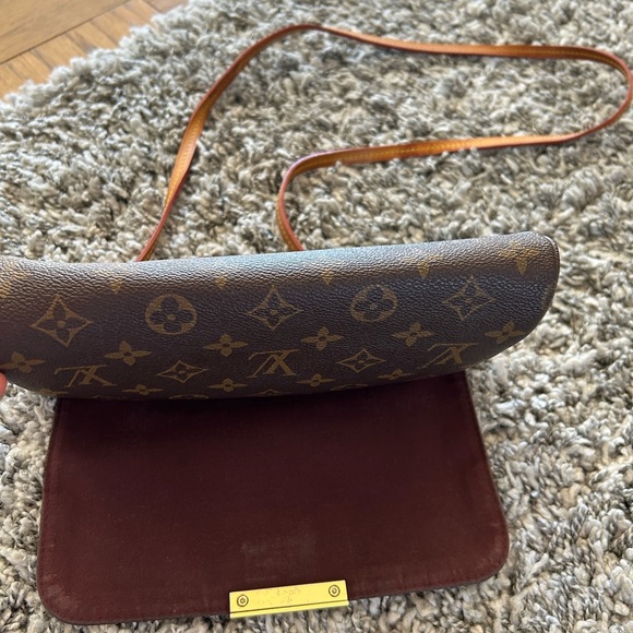 Gorgeous used crossbody. NOT AUTHENTIC!! - Picture 3 of 9